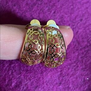Clip on Elegant Gold Tone Filigree Cuff Hoop Comfort Back Earrings EUC
